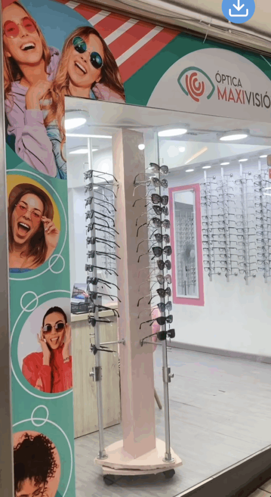 Paciente recibiendo examen visual en operativo oftalmológico en Óptica Maxivision, Santiago Centro